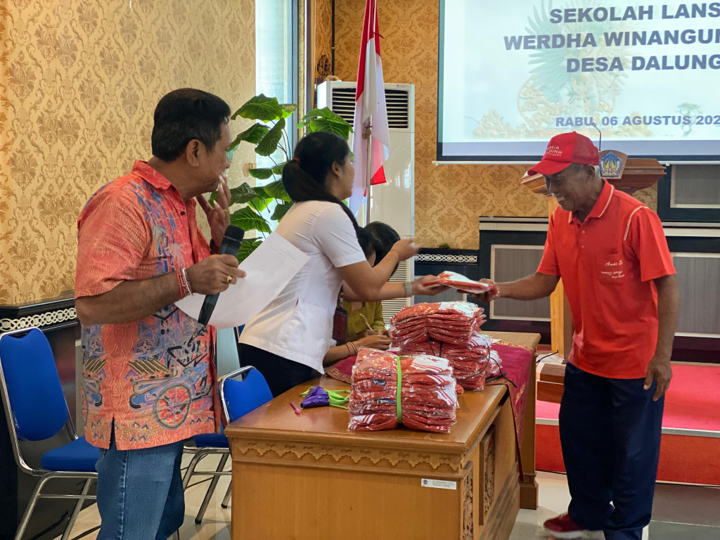 Seragam Merah Putih Satukan Semangat Lansia Desa Dalung Menyongsong Kemerdekaan